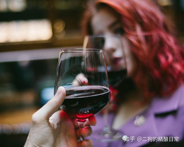 为什么喝酒可以让我们觉得放松?