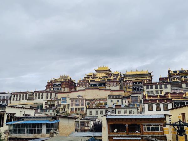 松赞林寺全景