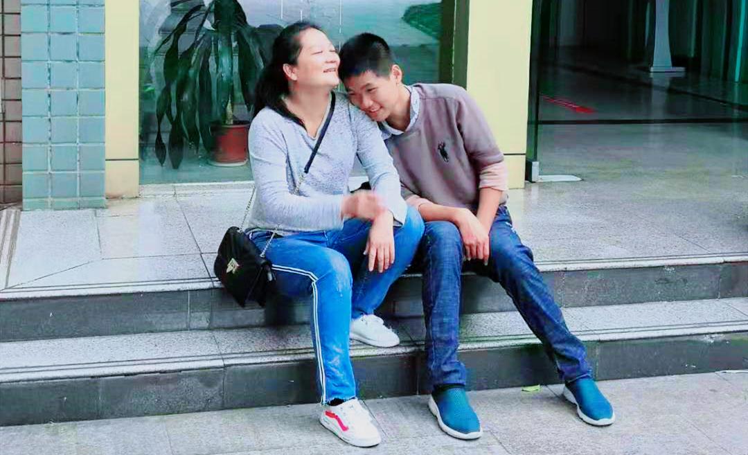 丈夫去世10年单亲妈妈独自抚养自闭症儿子长大还同时支持5个自闭症