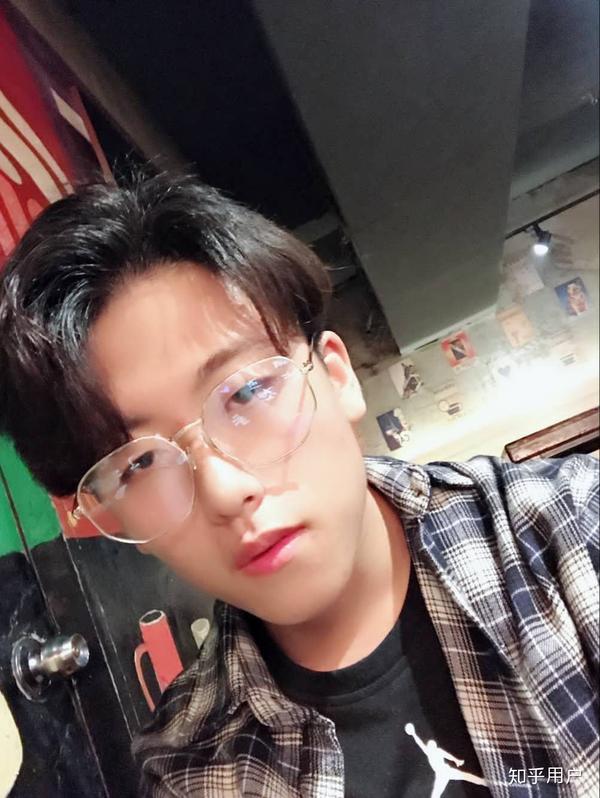 网恋对象一个月了,挺喜欢他的.昨天他突然发自拍给我