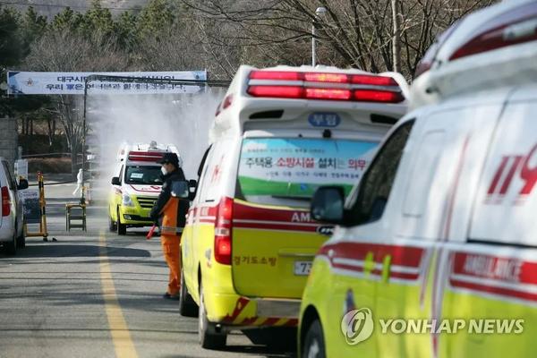 排队驶入庆尚北道庆山市的新冠肺炎患者专用救护车,摄于3月5日.