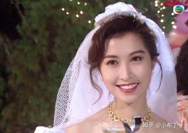 郭蔼明随意的卷发,俏皮的浅笑,突显面容的精致细腻