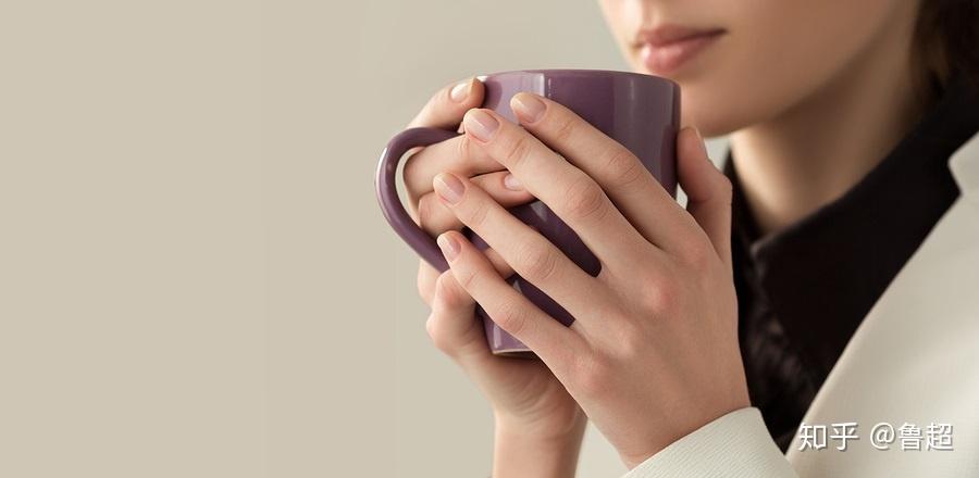手握杯子,可以感受到杯子里热水的温度