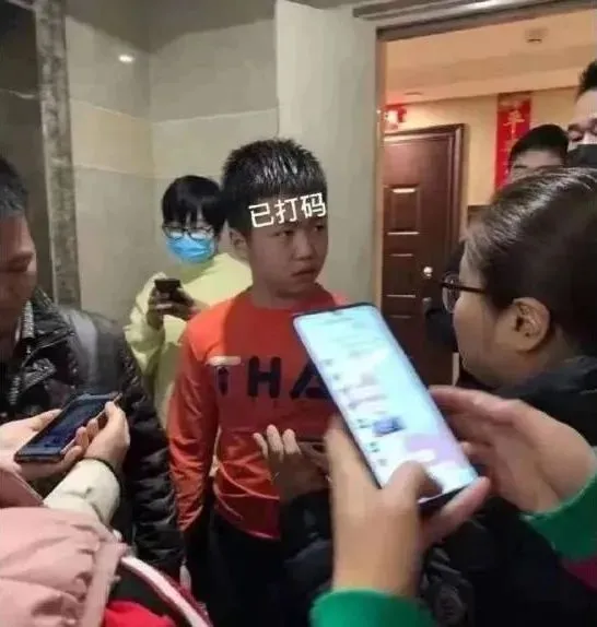 沈阳14岁少女下体被塞水瓶,全裸强暴视频被传上网:现在的孩子们怎么了