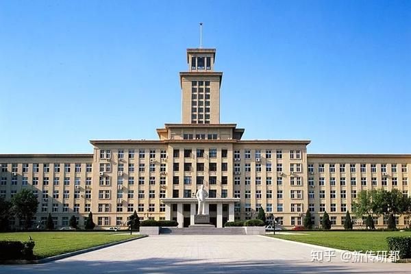 南开大学文学院内设有教学与研究机构共四系一部一所五中心,即中国