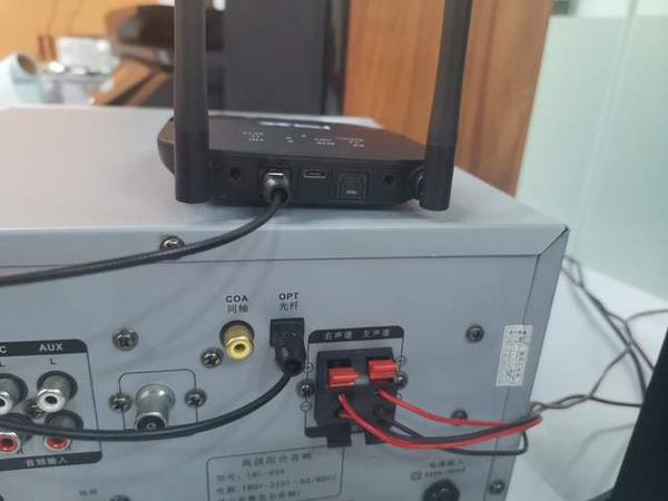 第一步,在功放机上找到合适的音频接口 就算再老的功放,aux红白音频