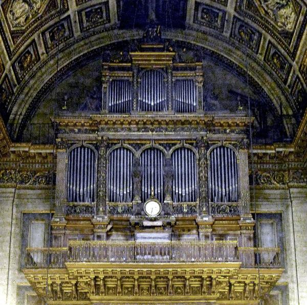 管风琴图片:巴黎马德莱娜教堂中的管风琴