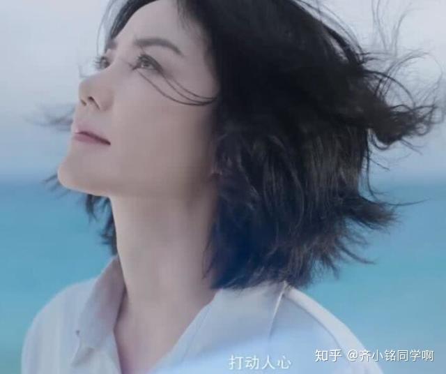 在公布的视频截图中,王菲走在大海边,海风吹起她的秀发与裙摆,让人