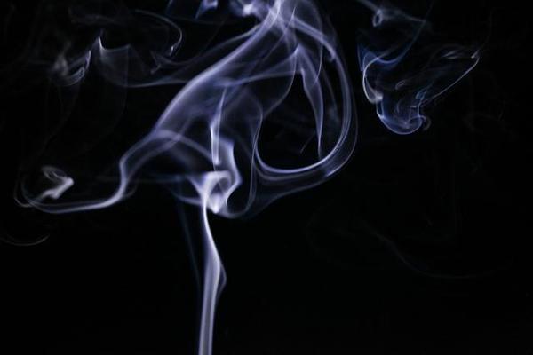 已是夜静更深,静静地坐在电脑前,燃上一只烟.