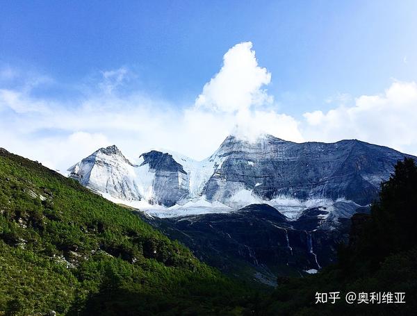 这个角度的雪山令人想起囧与火吻的爱情,冰天雪地,谷峰层峦.