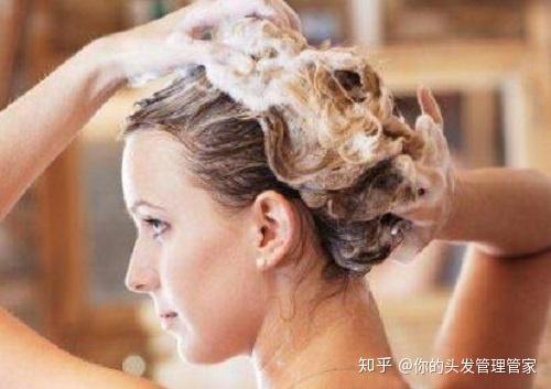 头发老爱出油是非常烦人的,特别影响形象,怎么办呢?