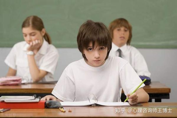 有些青春期的学生可能因为成绩好,就会吸引很多同学的目光,有些同学