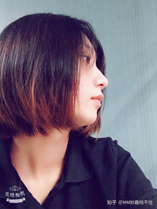 因为鼻子高,给我的大方脸加了一点点分,但是全脸唯一能看的就只有侧脸