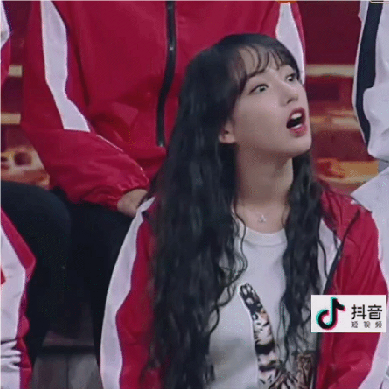 这抬头傻乎乎表情也是真的居然可以很好看 我一直觉得动图好看的人才