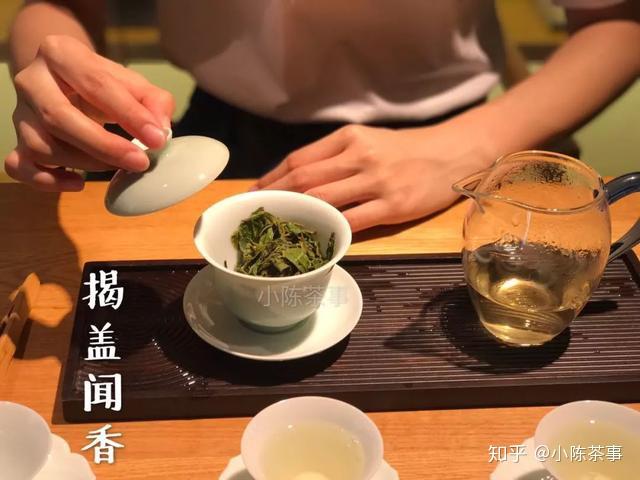 比如,村姑陈今天,就把剖析茶友泡茶,当成一件案件在推理.