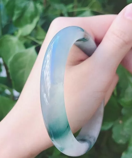之所以称之为"蓝水料"是因为这一类翡翠,颜色呈现蓝色,蓝绿色,或灰
