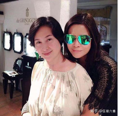 真的老了何超琼与友人合影皱纹横生素颜露面一点没女首富架子