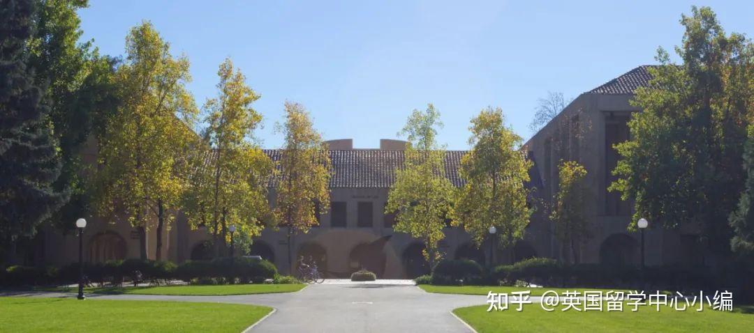 斯坦福大学法学院成立于1893年,是美国top10大学中人数最少的,每年只