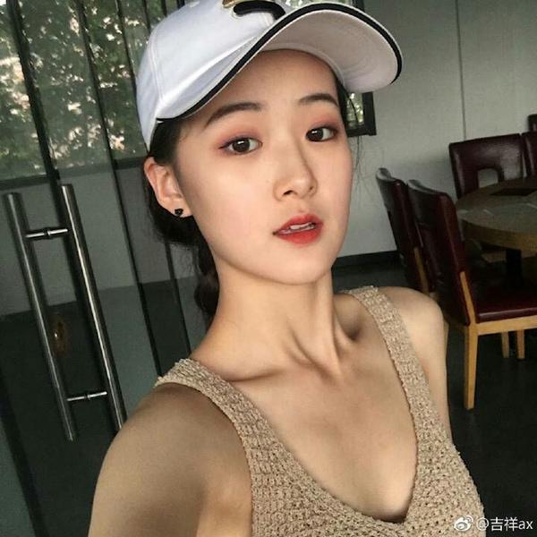 微博上有哪些经常发自拍的美女?