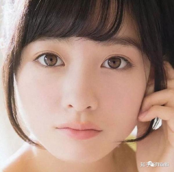圆眼型的人要把眼睛拉长,将眼线或眼影,在眼尾处向外延伸1—2mm,眼睛