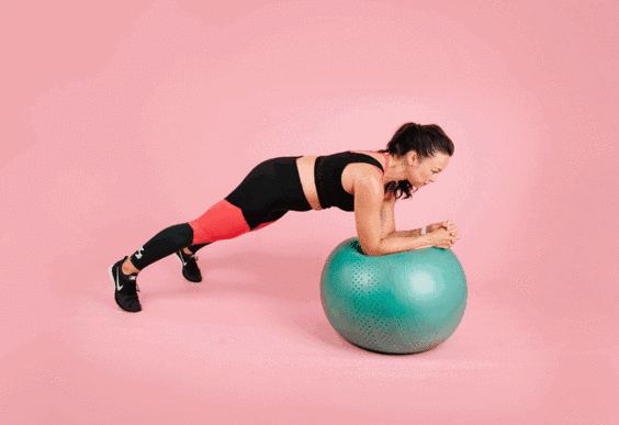 这套动作需要用到瑜伽球和弹力带.