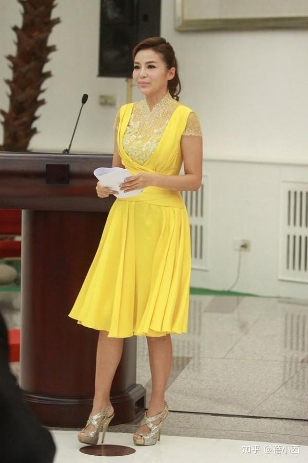 朱迅的气质真不是装的,连这么土气的黄色连衣裙,都穿出了高级感