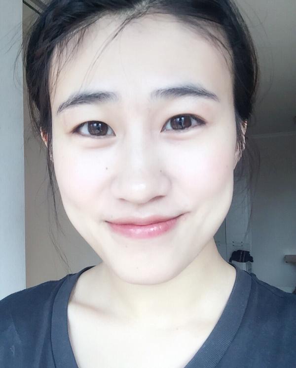 额头不饱满,而且还很窄,近视,长脸的女生适合什么发型
