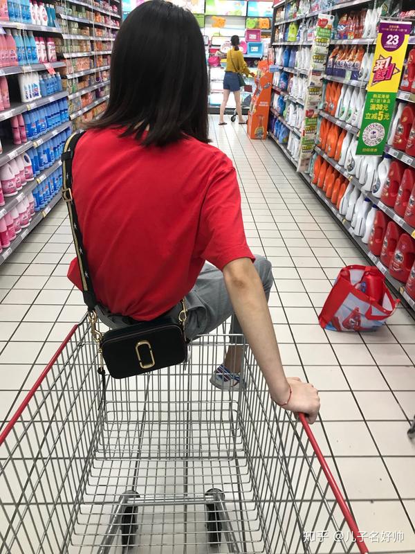 我们一起逛超市,你撒娇说走路累,行,上车,我推着你走,哈哈