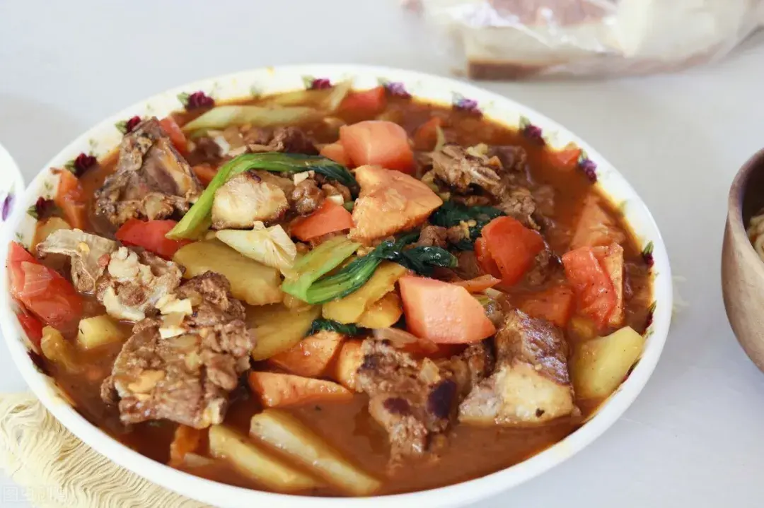 胡尔达克:哈萨克饮食文化中肉制品是餐桌必备餐肴,胡尔达可由羊肉,胡