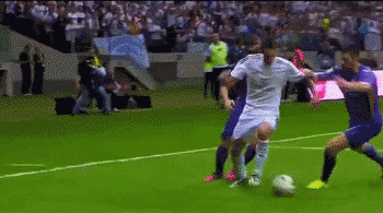 迪玛利亚这次也是在对方紧逼无法正常使用惯用脚的情况下插花脚传中