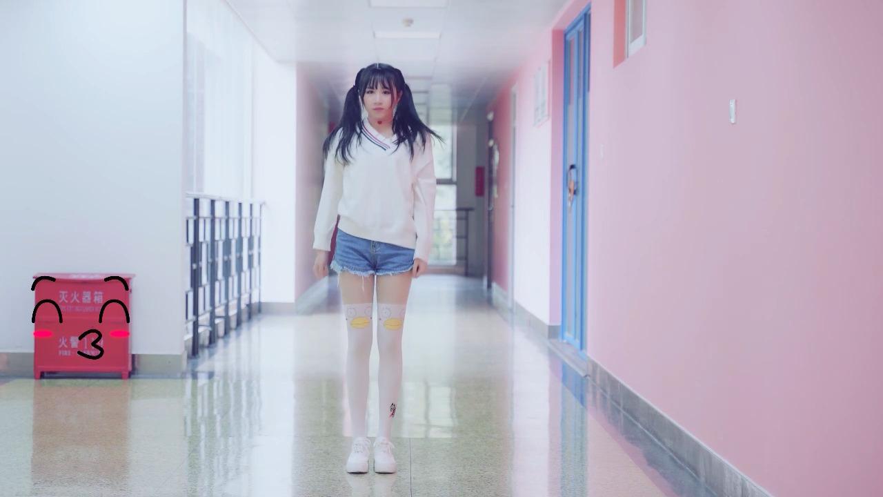 双马尾的小美女,在公园里穿着jk制服跳舞