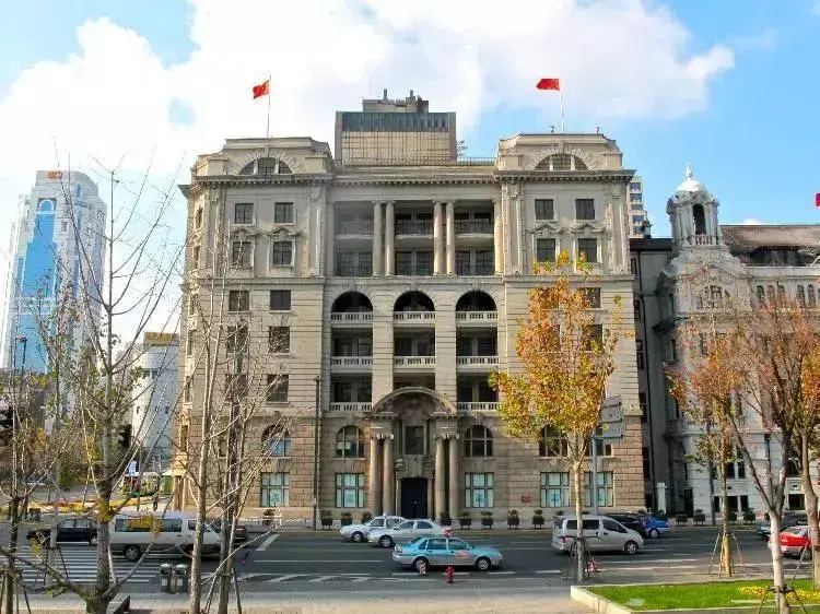 亚细亚大楼>上海电信博物馆>汇丰银行大楼>和平饭店>外滩源 大楼高8层