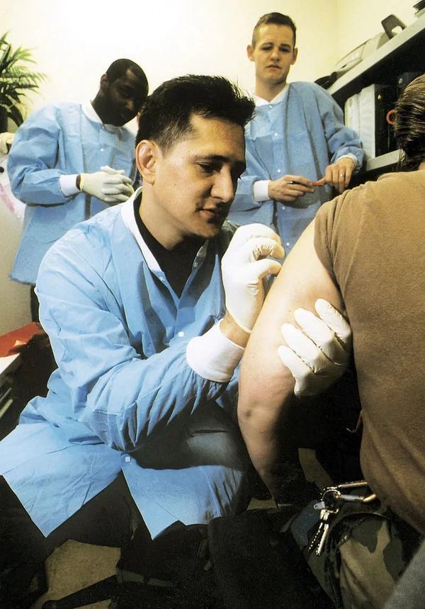 现代接种天花疫苗,天花疫苗使用的是划痕接种法   michael dukes, u.