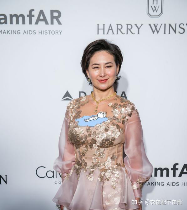 赌王女儿何超琼真前卫,穿粉色长裙却扮嫩失败,意外暴露真实腰身