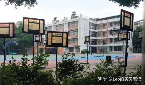 配套学校是金碧新城小学(民办转公办中),幼儿园是公办,都在小区内.