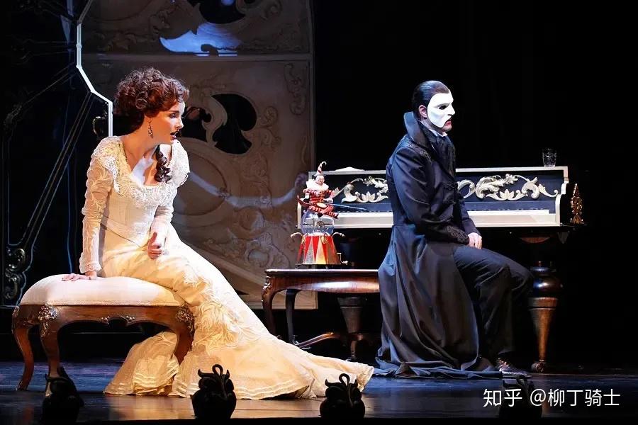 在《歌剧魅影》里,女主角克里斯汀最终选择了和拉乌尔远走他乡,淡出了