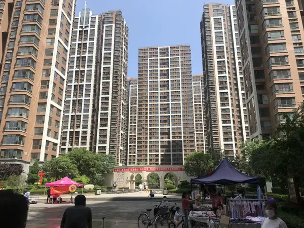 阿尔卡迪亚荣景园共有四个出入口,南大门是最主要的出入口,从南门