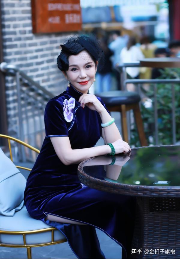 (金扣子旗袍 美女师摆拍动作 我很满意)
