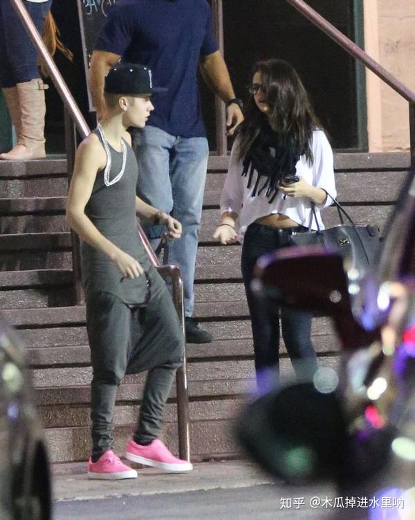 selena狂扇bieber,selenagomez素颜 justin bieber为何放弃selena gomez最终选择了hailey