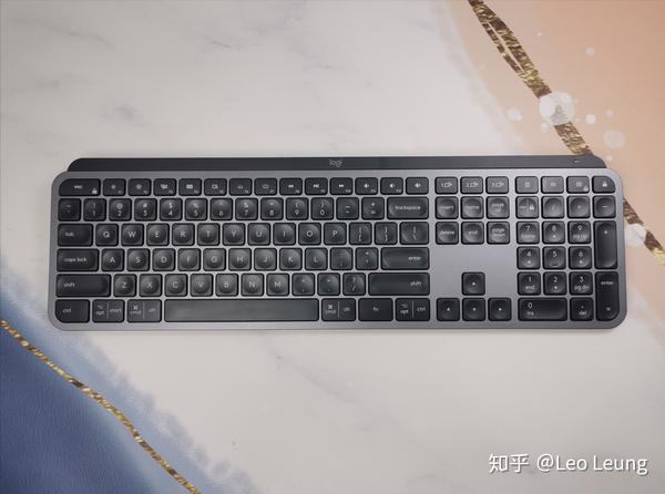 罗技家族的效率战键盘mxkeys鼠标mxmaster2s多屏跨系统操作神器mac