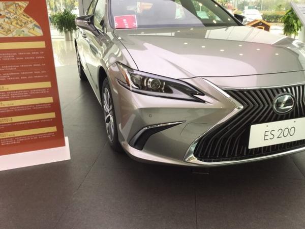 es200雷克萨斯银色,雷克萨斯es200银色 雷克萨斯es200进店实拍,配led光源,银色车身很大气