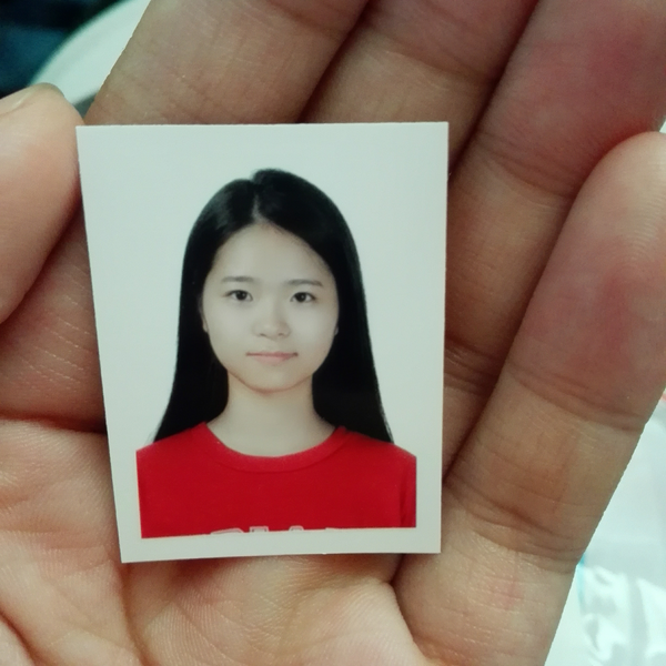 这是中长发偏分的证件照