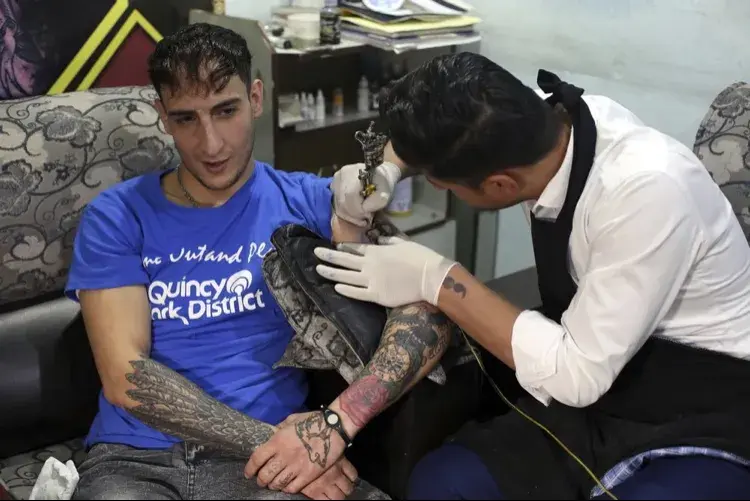 纹身师的身份让他她们每天都在受到生命威胁
