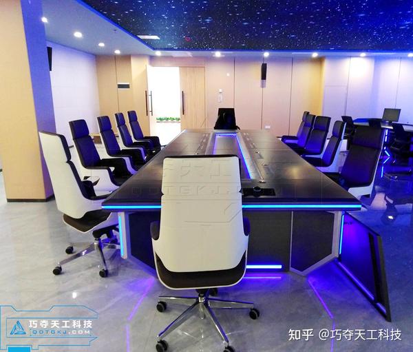 科技感主要展现在指挥大厅中的操作台,会议桌等设备上,全金属材质的