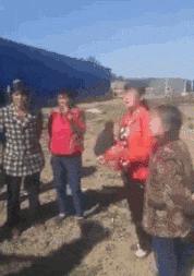 手指互戳,原地暴跳.为啥农村大妈吵架令人如此上头?