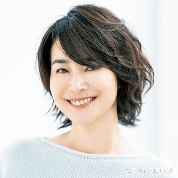 40岁女人发型太短,难驾驭?试试这几种"妈妈卷",减龄又