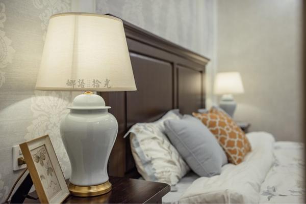 【19】 卧室床头台灯的摆设,使用起来更方便.