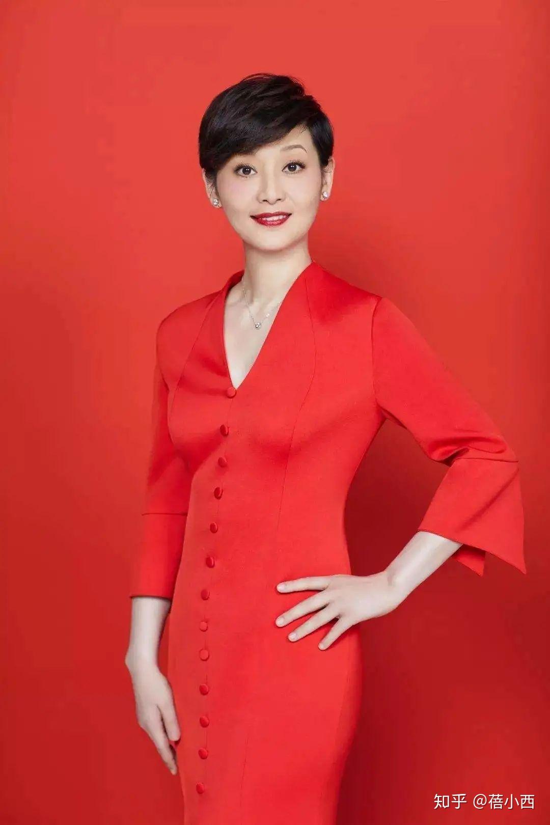 67年的徐帆状态真好穿红色大衣配短发亮相笑容灿烂无惧皱纹