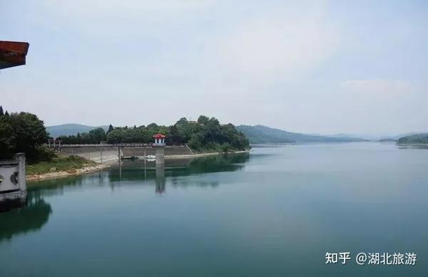 巩河水库位于湖北省当阳市西北部原庙前镇境内,距当阳城区22公里处.