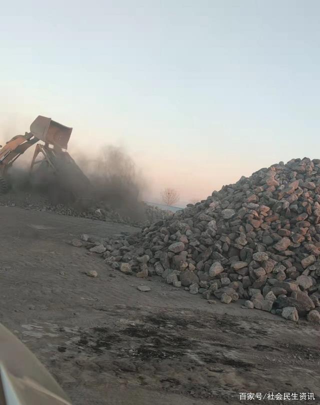 赤峰元宝山区六家煤矿煤矸石堆积如山严重污染环境